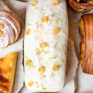 Assortiment de pâtisseries avec cake glacé aux agrumes confits, viennoiseries et figues fraîches.