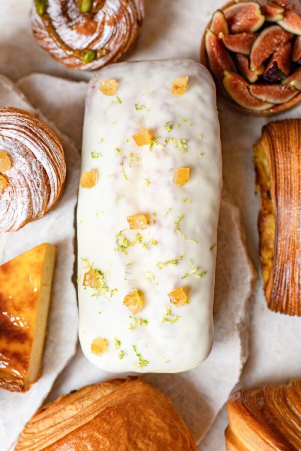 Assortiment de pâtisseries avec cake glacé aux agrumes confits, viennoiseries et figues fraîches.
