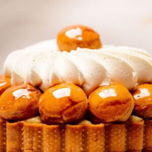 Tartelette à pâte dorée garnie de choux caramélisés et crème fouettée onctueuse.