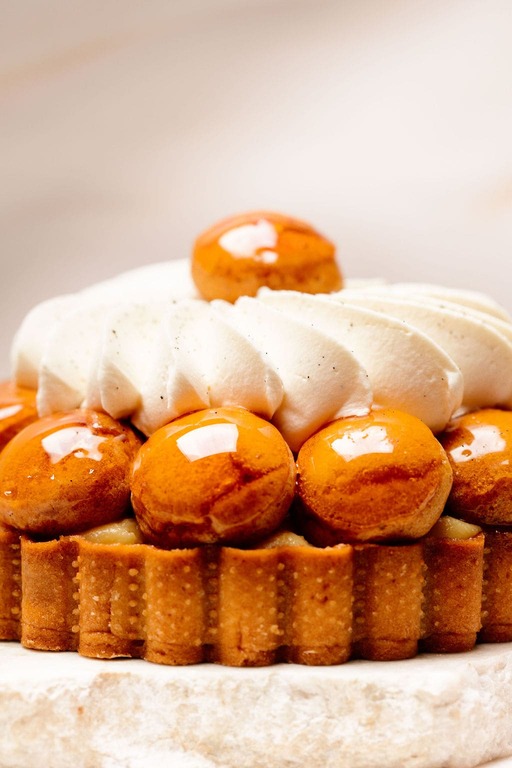 Tartelette à pâte dorée garnie de choux caramélisés et crème fouettée onctueuse.