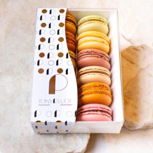 Boîte haut de gamme de macarons assortis faits maison avec différentes garnitures, parfums et savoureux
