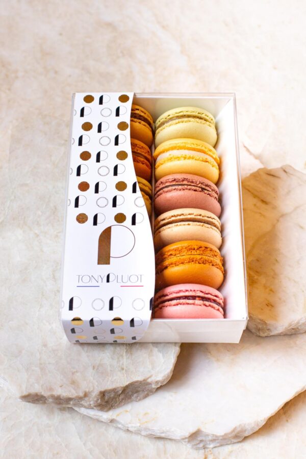 Boîte haut de gamme de macarons assortis faits maison avec différentes garnitures, parfums et savoureux