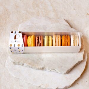 Boîte haut de gamme de macarons assortis faits maison avec différentes garnitures, parfums et savoureux