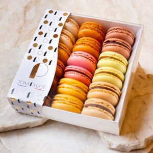Boîte haut de gamme de macarons assortis faits maison avec différentes garnitures, parfums et savoureux