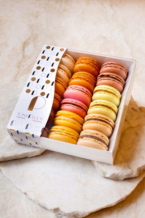 Boîte haut de gamme de macarons assortis faits maison avec différentes garnitures, parfums et savoureux