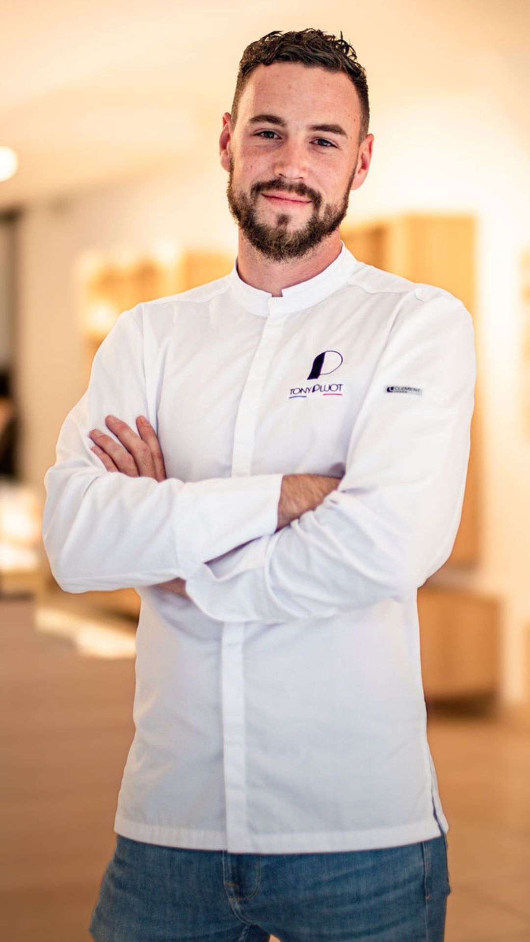 Dessert de Noël sans gluten_en forme de bûche et de capsule de champagne de couleur rouge avec des paillettes dorées sur un support artistique en chocolat sculpté